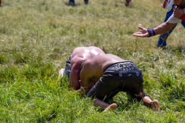 EDIRNE, TURKEY - 14 Temmuz 2018: Türkiye 'de düzenlenen Kırkpınar Türk Yağlı Güreş Festivali' nde orta sıklet güreşçiler zafer için mücadele ediyor. Güreşçi Türkçe demek Pehlivan veya Guresci demek.