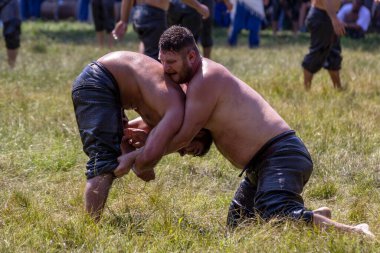 EDIRNE, TURKEY - 14 Temmuz 2018: Türkiye 'de düzenlenen Kırkpınar Türk Yağlı Güreş Festivali' nde orta sıklet güreşçiler zafer için mücadele ediyor. Güreşçi Türkçe demek Pehlivan veya Guresci demek.