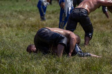 EDIRNE, TURKEY - 14 Temmuz 2018: Türkiye 'de düzenlenen Kırkpınar Türk Yağlı Güreş Festivali' nde orta sıklet güreşçiler zafer için mücadele ediyor. Güreşçi Türkçe demek Pehlivan veya Guresci demek.