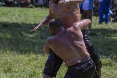 EDIRNE, TURKEY - 14 Temmuz 2018: Türkiye 'de düzenlenen Kırkpınar Türk Yağlı Güreş Festivali' nde orta sıklet güreşçiler zafer için mücadele ediyor. Güreşçi Türkçe demek Pehlivan veya Guresci demek.