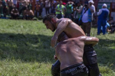 EDIRNE, TURKEY - 14 Temmuz 2018: Türkiye 'de düzenlenen Kırkpınar Türk Yağlı Güreş Festivali' nde orta sıklet güreşçiler zafer için mücadele ediyor. Güreşçi Türkçe demek Pehlivan veya Guresci demek.