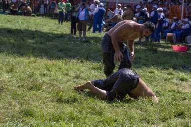 EDIRNE, TURKEY - 14 Temmuz 2018: Türkiye 'de düzenlenen Kırkpınar Türk Yağlı Güreş Festivali' nde orta sıklet güreşçiler zafer için mücadele ediyor. Güreşçi Türkçe demek Pehlivan veya Guresci demek.