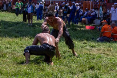 EDIRNE, TURKEY - 14 Temmuz 2018: Türkiye 'de düzenlenen Kırkpınar Türk Yağlı Güreş Festivali' nde orta sıklet güreşçiler zafer için mücadele ediyor. Güreşçi Türkçe demek Pehlivan veya Guresci demek.