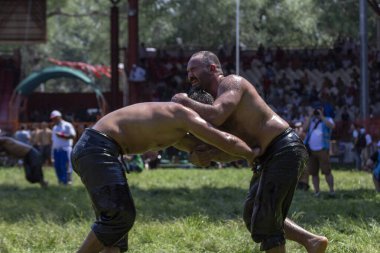 EDIRNE, TURKEY - 14 Temmuz 2018: Türkiye 'de düzenlenen Kırkpınar Türk Yağlı Güreş Festivali' nde orta sıklet güreşçiler zafer için mücadele ediyor. Güreşçi Türkçe demek Pehlivan veya Guresci demek.