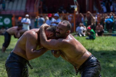 EDIRNE, TURKEY - 14 Temmuz 2018: Türkiye 'de düzenlenen Kırkpınar Türk Yağlı Güreş Festivali' nde orta sıklet güreşçiler zafer için mücadele ediyor. Güreşçi Türkçe demek Pehlivan veya Guresci demek.