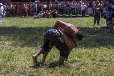 EDIRNE, TURKEY - 14 Temmuz 2018: Türkiye 'de düzenlenen Kırkpınar Türk Yağlı Güreş Festivali' nde orta sıklet güreşçiler zafer için mücadele ediyor
