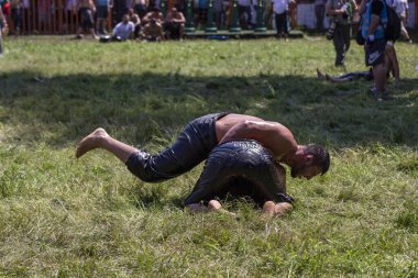 EDIRNE, TURKEY - 14 Temmuz 2018: Türkiye 'de düzenlenen Kırkpınar Türk Yağlı Güreş Festivali' nde orta sıklet güreşçiler zafer için mücadele ediyor