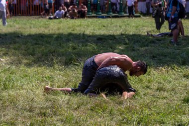 EDIRNE, TURKEY - 14 Temmuz 2018: Türkiye 'de düzenlenen Kırkpınar Türk Yağlı Güreş Festivali' nde orta sıklet güreşçiler zafer için mücadele ediyor