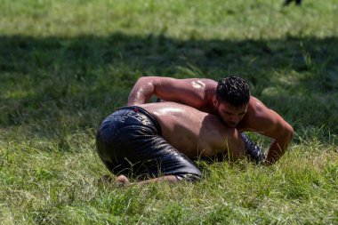 EDIRNE, TURKEY - 14 Temmuz 2018: Türkiye 'de düzenlenen Kırkpınar Türk Yağlı Güreş Festivali' nde orta sıklet güreşçiler zafer için mücadele ediyor