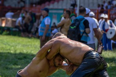 EDIRNE, TURKEY - 14 Temmuz 2018: Türkiye 'de düzenlenen Kırkpınar Türk Yağlı Güreş Festivali' nde orta sıklet güreşçiler zafer için mücadele ediyor
