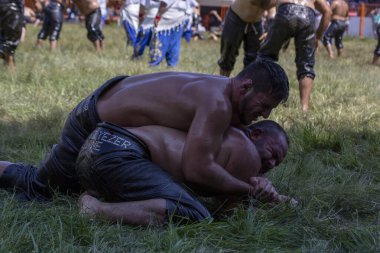 EDIRNE, TURKEY - 14 Temmuz 2018: Türkiye 'de düzenlenen Kırkpınar Türk Yağlı Güreş Festivali' nde orta sıklet güreşçiler zafer için mücadele ediyor