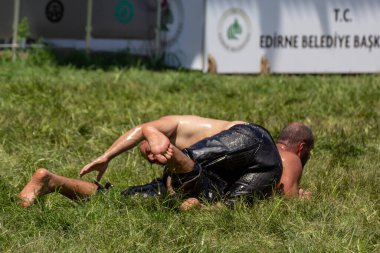EDIRNE, TURKEY - 14 Temmuz 2018: Türkiye 'de düzenlenen Kırkpınar Türk Yağlı Güreş Festivali' nde orta sıklet güreşçiler zafer için mücadele ediyor