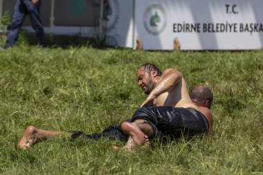 EDIRNE, TURKEY - 14 Temmuz 2018: Türkiye 'de düzenlenen Kırkpınar Türk Yağlı Güreş Festivali' nde orta sıklet güreşçiler zafer için mücadele ediyor