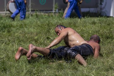 EDIRNE, TURKEY - 14 Temmuz 2018: Türkiye 'de düzenlenen Kırkpınar Türk Yağlı Güreş Festivali' nde orta sıklet güreşçiler zafer için mücadele ediyor