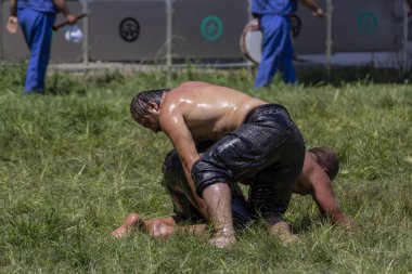 EDIRNE, TURKEY - 14 Temmuz 2018: Türkiye 'de düzenlenen Kırkpınar Türk Yağlı Güreş Festivali' nde orta sıklet güreşçiler zafer için mücadele ediyor