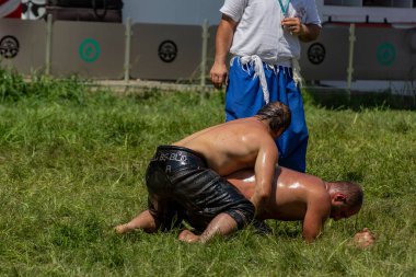 EDIRNE, TURKEY - 14 Temmuz 2018: Türkiye 'de düzenlenen Kırkpınar Türk Yağlı Güreş Festivali' nde orta sıklet güreşçiler zafer için mücadele ediyor