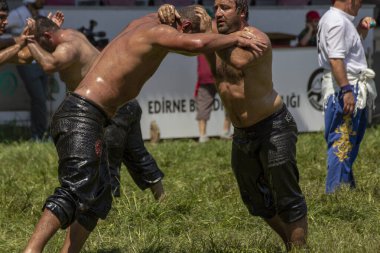 EDIRNE, TURKEY - 14 Temmuz 2018: Türkiye 'de düzenlenen Kırkpınar Türk Yağlı Güreş Festivali' nde orta sıklet güreşçiler zafer için mücadele ediyor