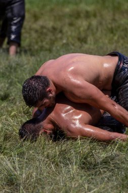 EDIRNE, TURKEY - 14 Temmuz 2018: Türkiye 'de düzenlenen Kırkpınar Türk Yağlı Güreş Festivali' nde orta sıklet güreşçiler zafer için mücadele ediyor