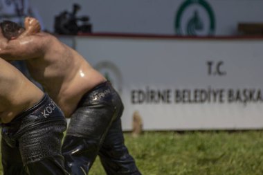EDIRNE, TURKEY - 14 Temmuz 2018: Türkiye 'de düzenlenen Kırkpınar Türk Yağlı Güreş Festivali' nde orta sıklet güreşçiler zafer için mücadele ediyor