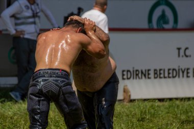 EDIRNE, TURKEY - 14 Temmuz 2018: Türkiye 'de düzenlenen Kırkpınar Türk Yağlı Güreş Festivali' nde orta sıklet güreşçiler zafer için mücadele ediyor
