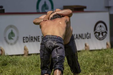 EDIRNE, TURKEY - 14 Temmuz 2018: Türkiye 'de düzenlenen Kırkpınar Türk Yağlı Güreş Festivali' nde orta sıklet güreşçiler zafer için mücadele ediyor