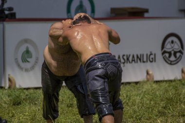 EDIRNE, TURKEY - 14 Temmuz 2018: Türkiye 'de düzenlenen Kırkpınar Türk Yağlı Güreş Festivali' nde orta sıklet güreşçiler zafer için mücadele ediyor