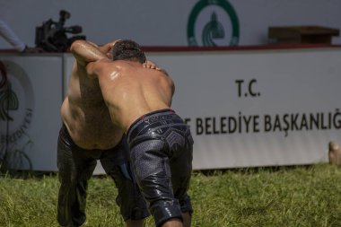 EDIRNE, TURKEY - 14 Temmuz 2018: Türkiye 'de düzenlenen Kırkpınar Türk Yağlı Güreş Festivali' nde orta sıklet güreşçiler zafer için mücadele ediyor
