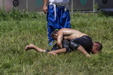 EDIRNE, TURKEY - 14 Temmuz 2018: Türkiye 'de düzenlenen Kırkpınar Türk Yağlı Güreş Festivali' nde orta sıklet güreşçiler zafer için mücadele ediyor