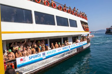 İSTANBUL, TURKEY - 23 HAZİRAN, 2017: İstanbul 'daki Boğaziçi Gemide Yüzücüler Grubu, Kıtalararası Boğaz Yüzme Yarışı