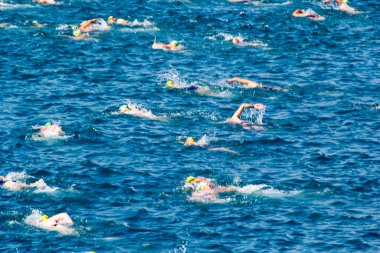 İSTANBUL, TURKEY - 23 Temmuz 2017: İstanbul 'daki Boğaz' da kıtalararası yüzme yarışı sırasında çok sayıda insan yüzüyor