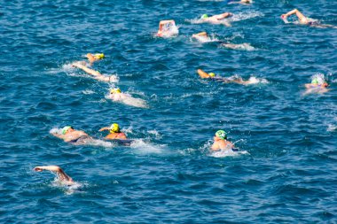 İSTANBUL, TURKEY - 23 Temmuz 2017: İstanbul 'daki Boğaz' da kıtalararası yüzme yarışı sırasında çok sayıda insan yüzüyor