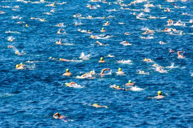 İSTANBUL, TURKEY - 23 Temmuz 2017: İstanbul 'daki Boğaz' da kıtalararası yüzme yarışı sırasında çok sayıda insan yüzüyor