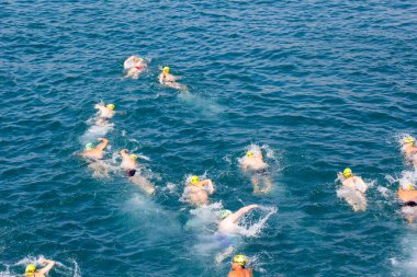 İSTANBUL, TURKEY - 23 Temmuz 2017: İstanbul 'daki Boğaz' da kıtalararası yüzme yarışı sırasında çok sayıda insan yüzüyor