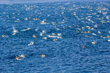 İSTANBUL, TURKEY - 23 Temmuz 2017: İstanbul 'daki Boğaz' da kıtalararası yüzme yarışı sırasında çok sayıda insan yüzüyor