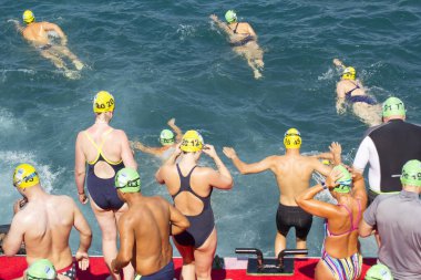 İSTANBUL, TURKEY - 23 HAZİRAN, 2017: İstanbul 'da Boğaziçi Boğazlar Arası Yüzme Yarışı sırasında birçok erkek ve kadın yüzücü