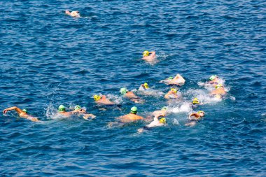 İSTANBUL, TURKEY - 23 Temmuz 2017: İstanbul 'daki Boğaz' da kıtalararası yüzme yarışı sırasında çok sayıda insan yüzüyor