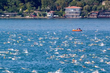 İSTANBUL, TURKEY - 23 Temmuz 2017: İstanbul 'daki Boğaz' da kıtalararası yüzme yarışı sırasında çok sayıda insan yüzüyor