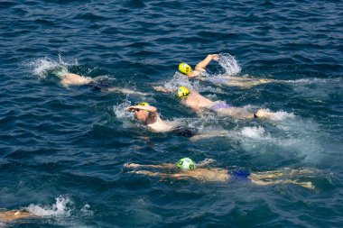 İSTANBUL, TURKEY - 23 Temmuz 2017: İstanbul 'daki Boğaz' da kıtalararası yüzme yarışı sırasında çok sayıda insan yüzüyor