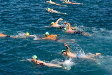İSTANBUL, TURKEY - 23 Temmuz 2017: İstanbul 'daki Boğaz' da kıtalararası yüzme yarışı sırasında çok sayıda insan yüzüyor