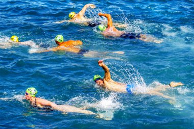 İSTANBUL, TURKEY - 23 Temmuz 2017: İstanbul 'daki Boğaz' da kıtalararası yüzme yarışı sırasında çok sayıda insan yüzüyor