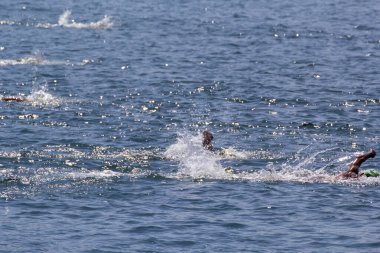 İSTANBUL, TURKEY - 23 Temmuz 2017: İstanbul 'daki Boğaz' da kıtalararası yüzme yarışı sırasında çok sayıda insan yüzüyor
