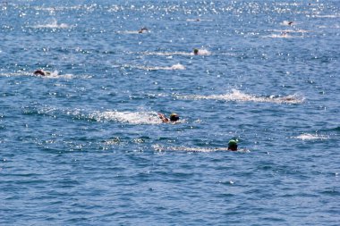 İSTANBUL, TURKEY - 23 Temmuz 2017: İstanbul 'daki Boğaz' da kıtalararası yüzme yarışı sırasında çok sayıda insan yüzüyor