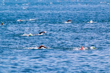 İSTANBUL, TURKEY - 23 Temmuz 2017: İstanbul 'daki Boğaz' da kıtalararası yüzme yarışı sırasında çok sayıda insan yüzüyor