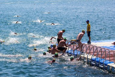İSTANBUL, TURKEY - 23 HAZİRAN, 2017: İstanbul 'da Boğaziçi Boğazlar Arası Yüzme Yarışı sırasında birçok erkek ve kadın yüzücü