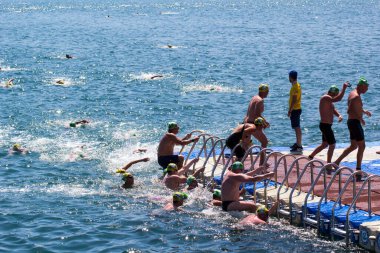 İSTANBUL, TURKEY - 23 HAZİRAN, 2017: İstanbul 'da Boğaziçi Boğazlar Arası Yüzme Yarışı sırasında birçok erkek ve kadın yüzücü
