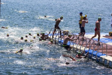 İSTANBUL, TURKEY - 23 HAZİRAN, 2017: İstanbul 'da Boğaziçi Boğazlar Arası Yüzme Yarışı sırasında birçok erkek ve kadın yüzücü