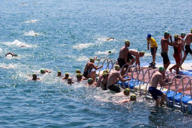 İSTANBUL, TURKEY - 23 HAZİRAN, 2017: İstanbul 'da Boğaziçi Boğazlar Arası Yüzme Yarışı sırasında birçok erkek ve kadın yüzücü