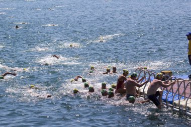 İSTANBUL, TURKEY - 23 HAZİRAN, 2017: İstanbul 'da Boğaziçi Boğazlar Arası Yüzme Yarışı sırasında birçok erkek ve kadın yüzücü