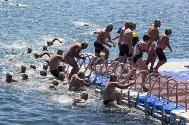İSTANBUL, TURKEY - 23 HAZİRAN, 2017: İstanbul 'da Boğaziçi Boğazlar Arası Yüzme Yarışı sırasında birçok erkek ve kadın yüzücü