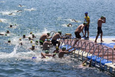 İSTANBUL, TURKEY - 23 HAZİRAN, 2017: İstanbul 'da Boğaziçi Boğazlar Arası Yüzme Yarışı sırasında birçok erkek ve kadın yüzücü